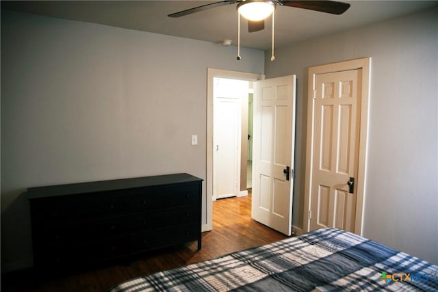 bedroom with dark wood-style floors and a ceiling fan