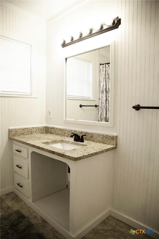 full bathroom featuring a shower with shower curtain and vanity