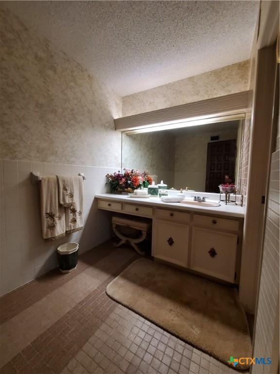 313 N Church, Goliad, TX 77963 - view of garage