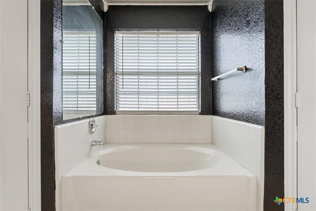 4103 Barrington Trl, Killeen, TX 76549 - full bath featuring a bath
