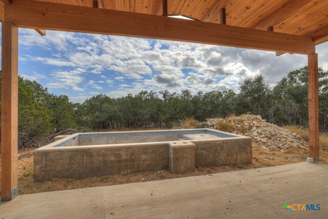 view of swimming pool featuring a jacuzzi