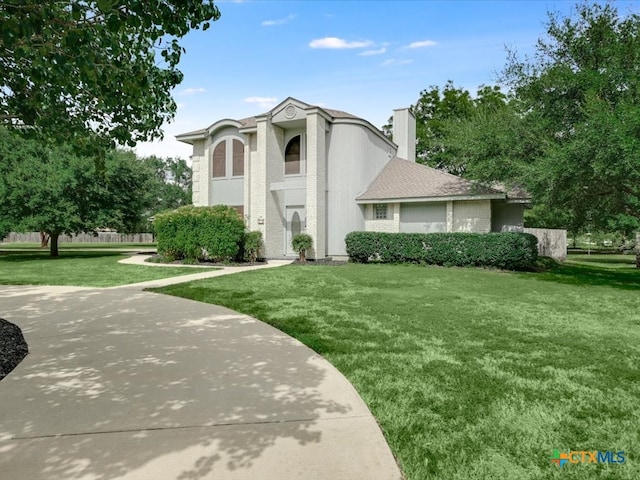 view of front of property featuring a front lawn