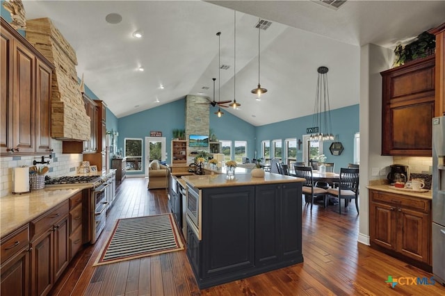 2611 Westview Dr, Canyon Lake, TX 78133 - kitchen featuring open floor plan, a ceiling fan, backsplash, high vaulted ceiling, and dark wood-type flooring