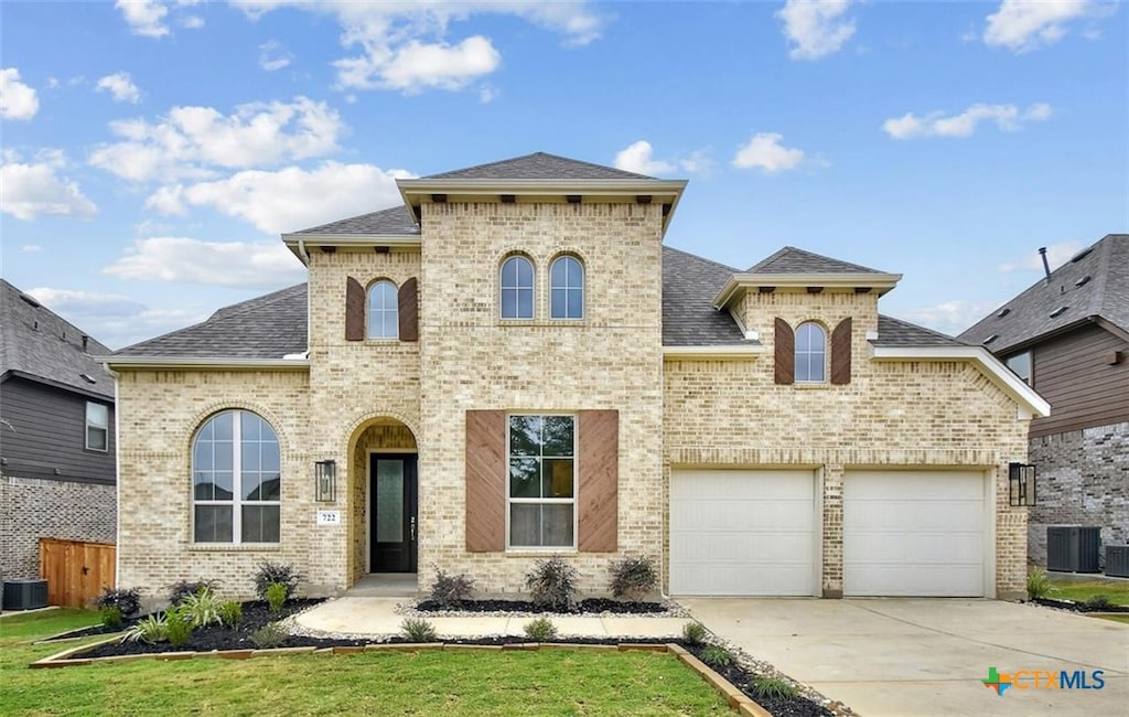 view of front of property featuring a front yard and a garage