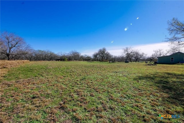 view of yard featuring a rural view