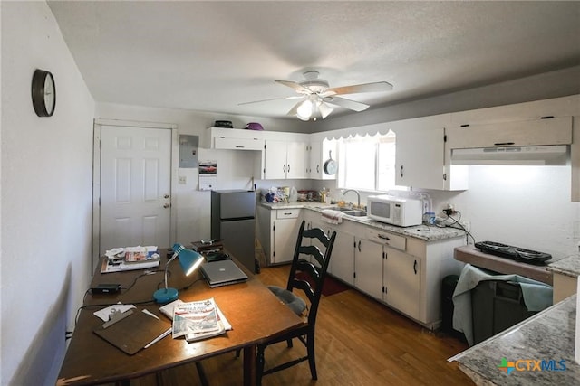 kitchen with sink, dark hardwood / wood-style floors, ceiling fan, white cabinetry, and stainless steel fridge