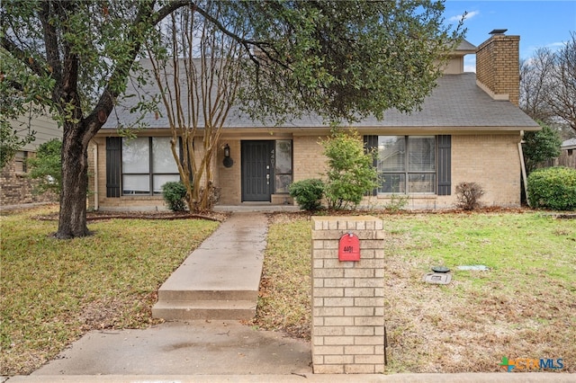 view of front of property featuring a front yard