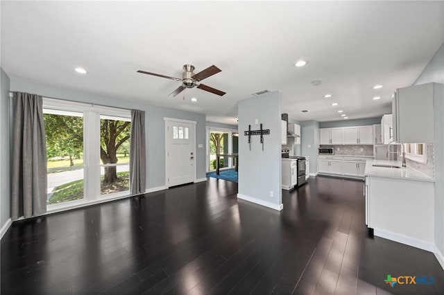 1600 N Beal St, Belton, TX 76513 - unfurnished living room featuring ceiling fan, dark wood-style floors, and recessed lighting