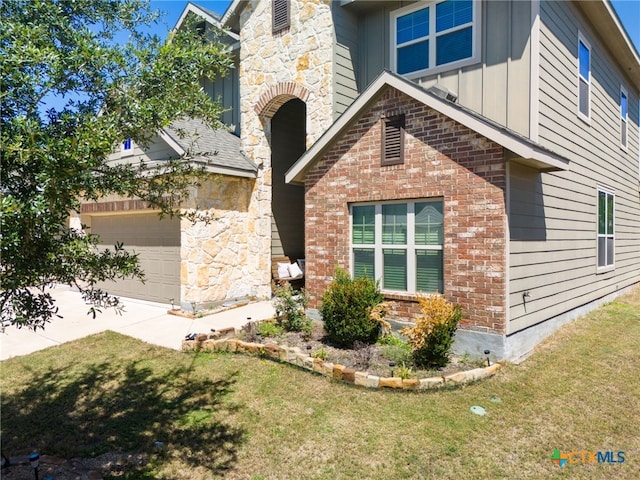 view of front facade featuring a front yard and a garage