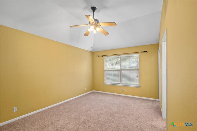 908 Pennsylvania Ave, Victoria, TX 77904 - spare room with carpet, ceiling fan, and vaulted ceiling