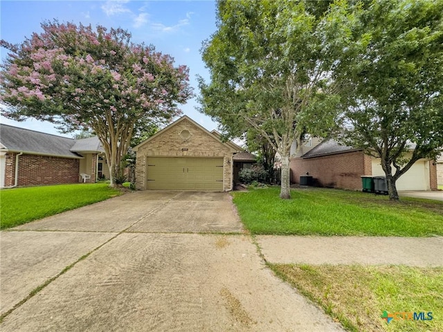 908 Pennsylvania Ave, Victoria, TX 77904 - view of front facade featuring driveway, a front yard, and brick siding