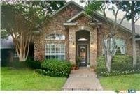 view of front of property featuring a front yard