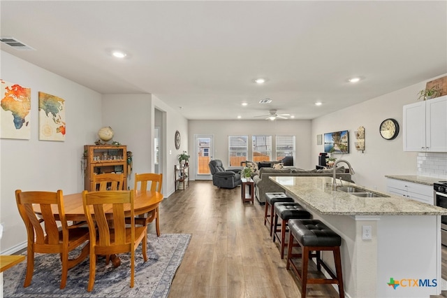 dining area with ceiling fan, recessed lighting, visible vents, and light wood-style floors