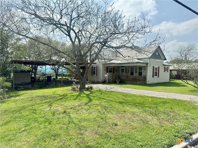ranch-style home featuring a front lawn