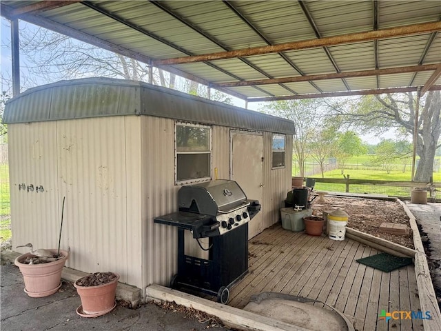view of outdoor structure with an outbuilding