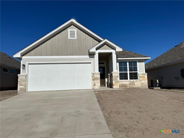 craftsman house featuring central AC