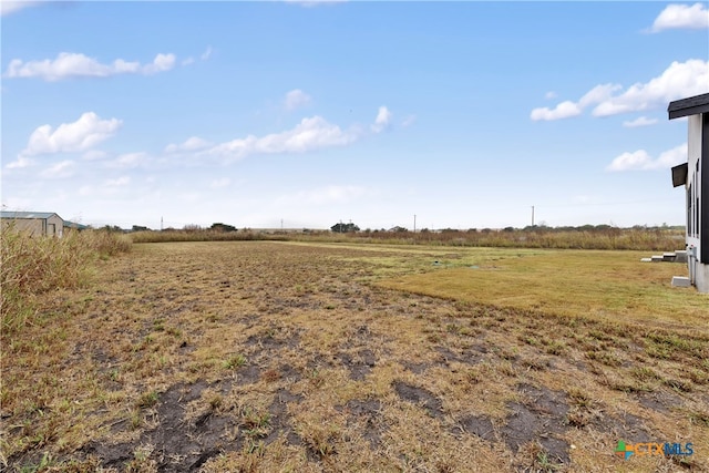 view of yard featuring a rural view