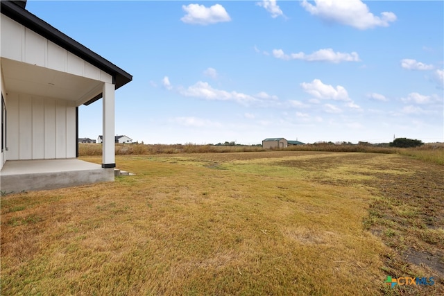 view of yard featuring a rural view