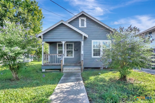 bungalow featuring a front lawn