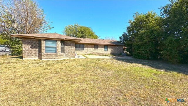 single story home with a front lawn