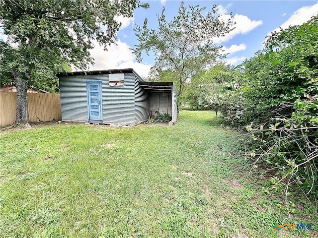 view of yard with a shed