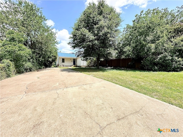 view of front of property featuring a front yard