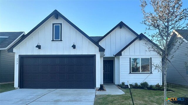 view of front of house with a front lawn and a garage