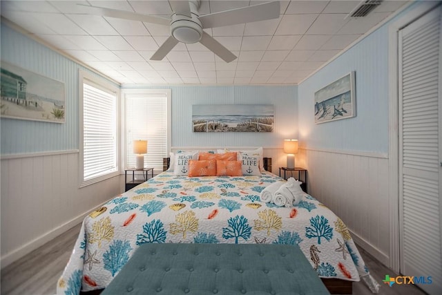 819 S Magnolia St, Rockport, TX 78382 - bedroom featuring wood finished floors, ceiling fan, and a closet