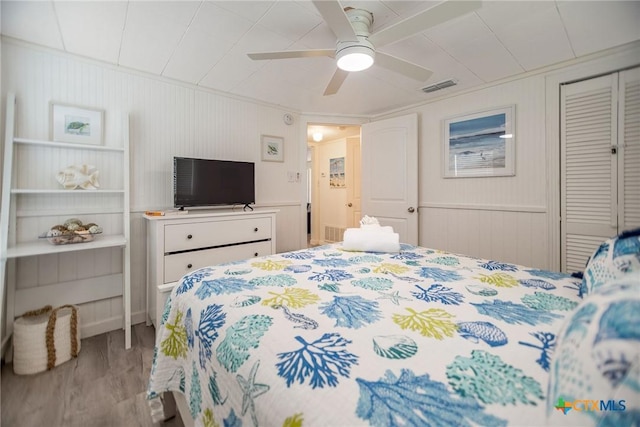 819 S Magnolia St, Rockport, TX 78382 - bedroom featuring wood finished floors, a closet, and a ceiling fan