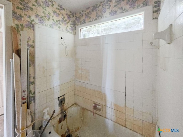 403 Schell Rd, Victoria, TX 77904 - full bathroom with wallpapered walls