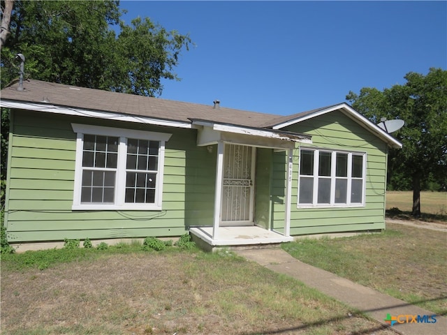 ranch-style house with a front yard