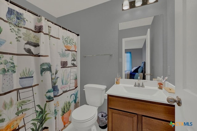 bathroom with ensuite bath, toilet, vanity, and a shower with curtain