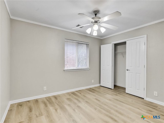 unfurnished bedroom featuring light wood-type flooring, a closet, ceiling fan, and ornamental molding