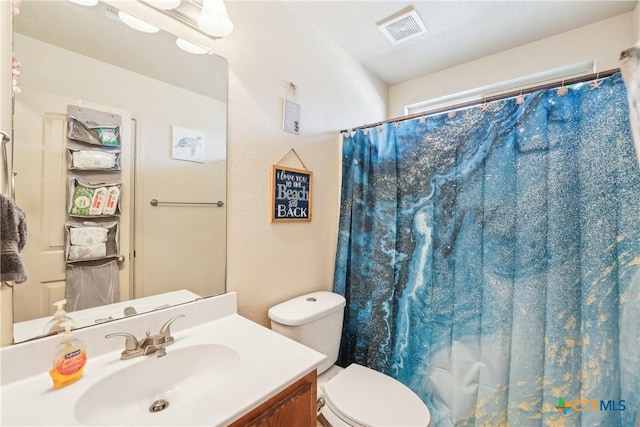 full bath with vanity, toilet, a shower with curtain, and visible vents