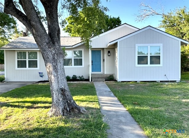 single story home featuring a front lawn