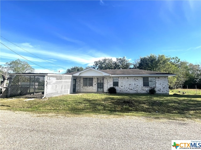 single story home featuring a front lawn