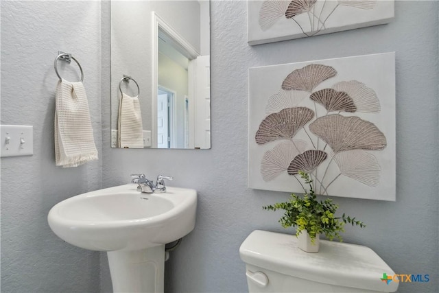 1433 Kamryn Way, New Braunfels, TX 78130 - bathroom with toilet, a sink, and a textured wall