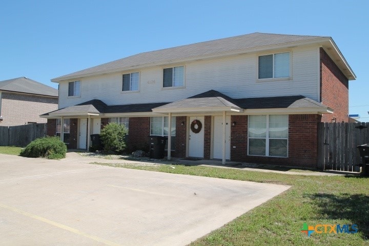 view of front facade with a front lawn