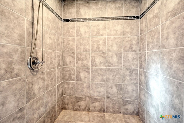 bathroom featuring a tile shower