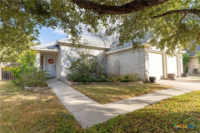 view of front of house featuring a front yard and a garage