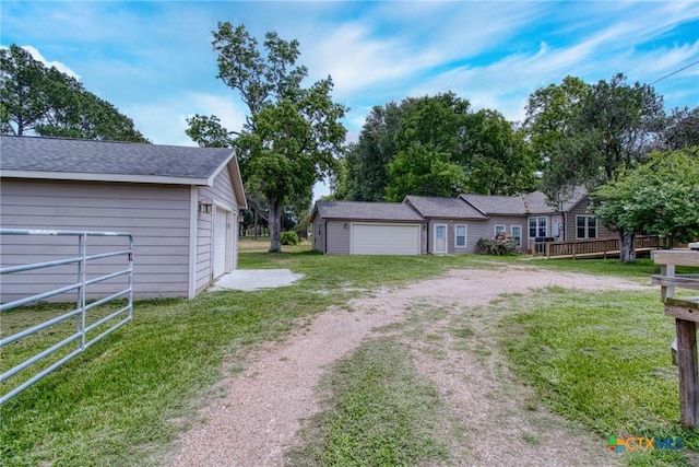 view of yard featuring an outbuilding