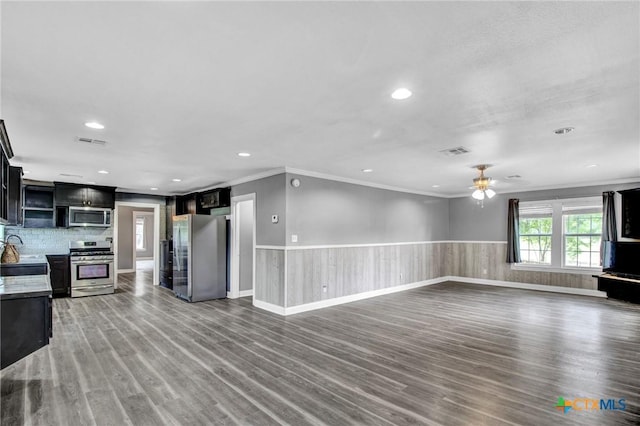 kitchen with ceiling fan, sink, stainless steel appliances, hardwood / wood-style floors, and ornamental molding