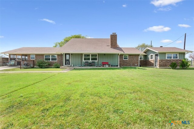 ranch-style house featuring a front lawn