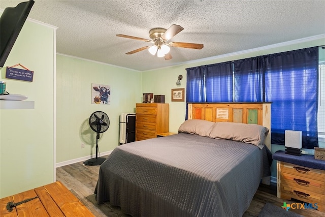 bedroom featuring a textured ceiling, hardwood / wood-style flooring, ceiling fan, and crown molding