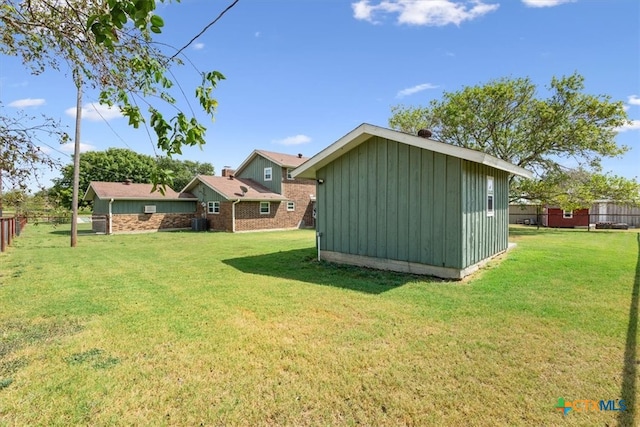 view of yard featuring a storage shed