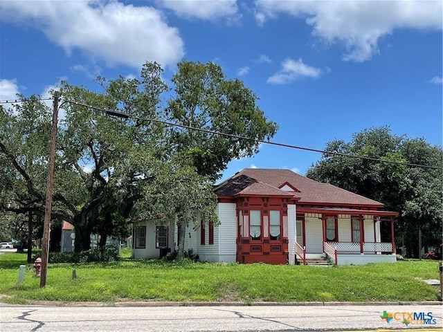 view of front of property featuring a front yard and a porch