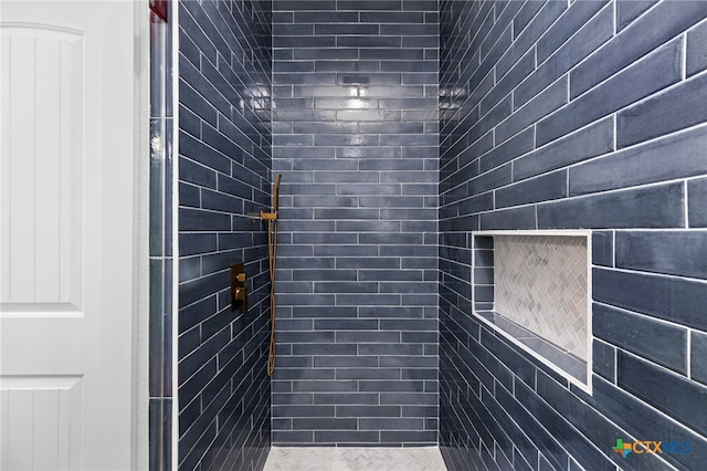 full bathroom featuring tiled shower