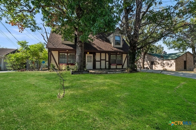 view of front of property with a front lawn