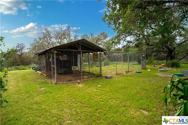 view of yard featuring an outdoor structure