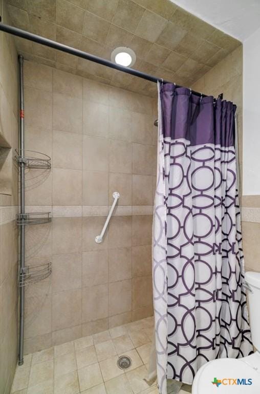 205 Magdalena Dr, Victoria, TX 77904 - bathroom with a tile shower and toilet